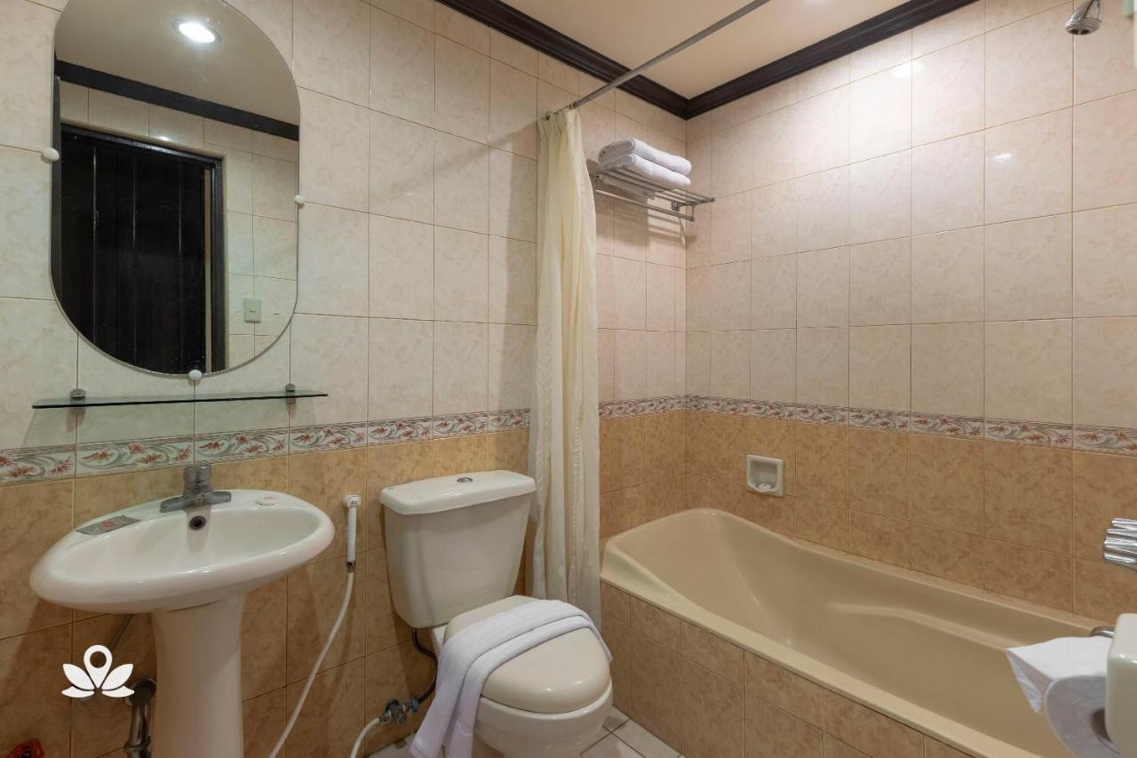 Zen Rooms Camelot Hotel Qc Кесон-Сіті Екстер'єр фото